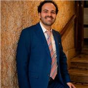 Dottore in giurisprudenza. Si insegnano: Diritto, materie umanistiche per studenti di scuole elementari/medie/superiori